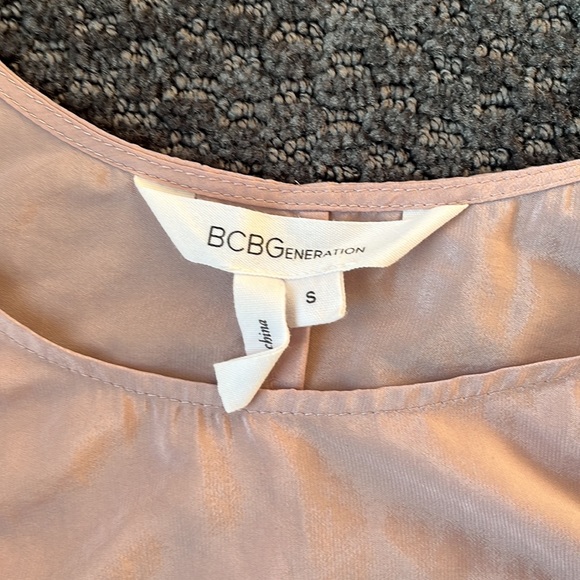 BCBGeneration sleeveless flowy top with mesh detail - Picture 3 of 4